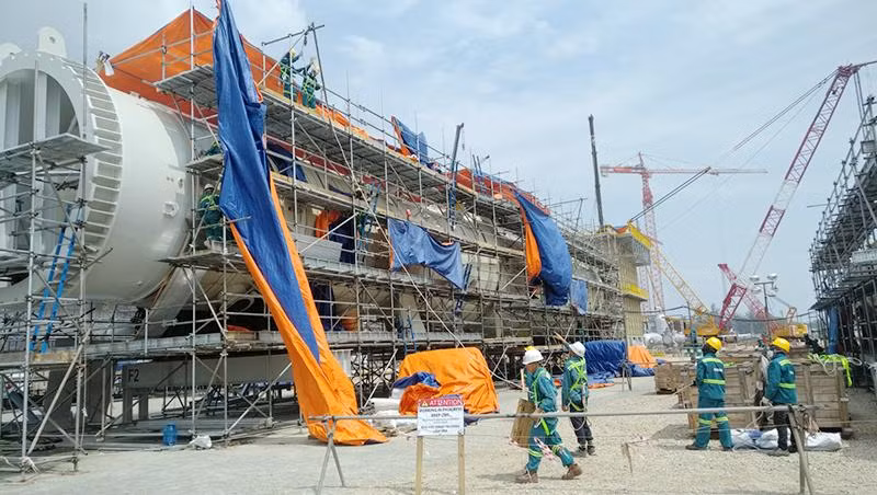 Cán bộ, công nhân LILAMA lắp đặt thiết bị siêu trường, siêu trọng tại Dự án nhiệt điện Vũng Áng 1.