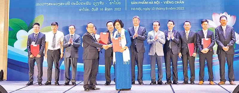 Doanh nghiệp của Thủ đô Hà Nội và Thủ đô Viêng Chăn ký biên bản ghi nhớ hợp tác.