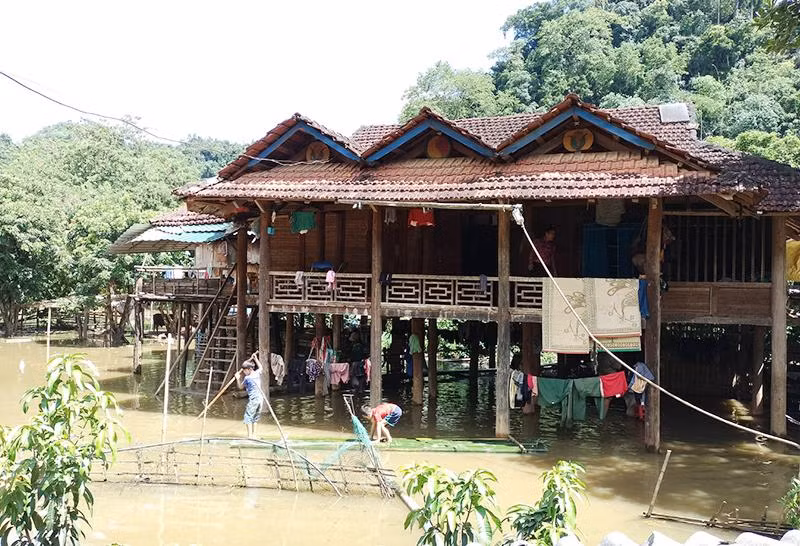 Hơn 40 hộ bản Giáng đang bị nước ngập bao quanh.