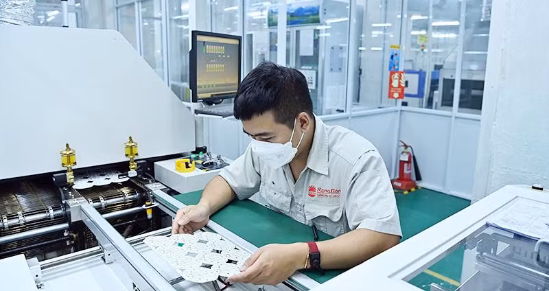 Dây chuyền sản xuất bo mạch điện tử cho đèn led tại Công ty cổ phần Bóng đèn Phích nước Rạng Đông, Hà Nội. (Ảnh DUY ĐĂNG)