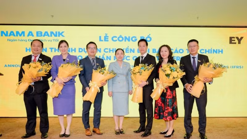 Bà Võ Thị Tuyết Nga – Phó Chủ tịch Hội đồng quản trị Nam A Bank tặng hoa chúc mừng Dự án đã sớm hoàn thành.