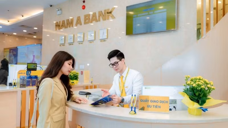 Khách hàng giao dịch tại Nam A Bank. Khách hàng giao dịch tại Nam A Bank.