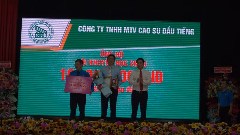 Ông Nguyễn Đức Hiền (ở giữa), Tổng Giám đốc Công ty TNHH MTV Cao-su Dầu Tiếng trao đóng góp Quỹ Khuyến học 28/10. Ông Nguyễn Đức Hiền (ở giữa), Tổng Giám đốc Công ty TNHH MTV Cao-su Dầu Tiếng trao đóng góp Quỹ Khuyến học 28/10.