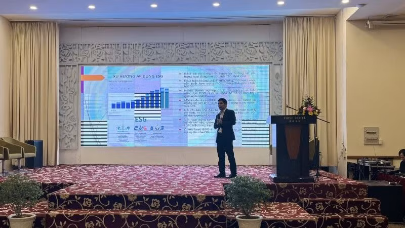 Tiến sĩ Lại Văn Mạnh, Trưởng ban Kinh tế Tài nguyên và Môi trường, Viện Chiến lược, Chính sách Tài nguyên và Môi trường (Bộ Tài nguyên và Môi trường) phát biểu tại hội thảo.