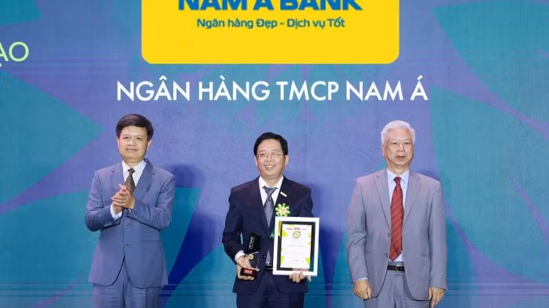 Đại diện Nam A Bank nhận giải thưởng tại chương trình.