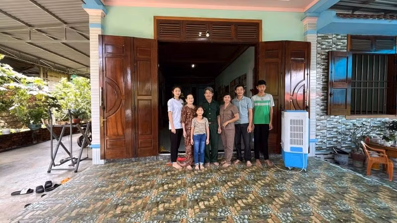 Gia đình công nhân Nguyễn Thị Thùy trong ngôi nhà khang trang xây dựng cách đây 3 năm.