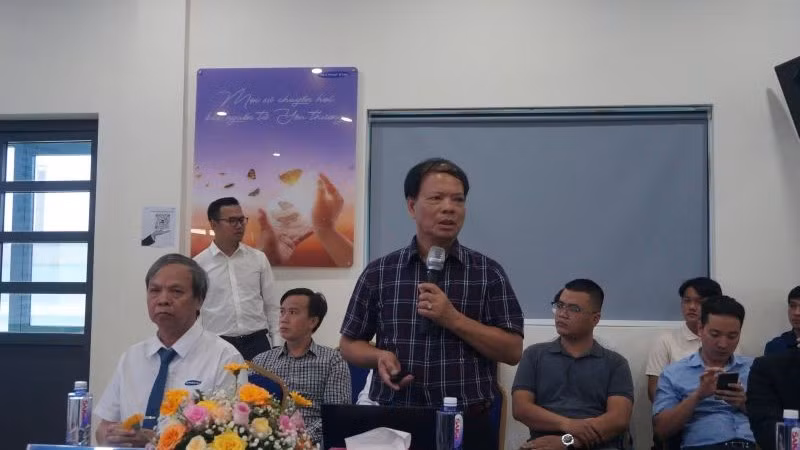 Phó Giáo sư, Tiến sĩ Nguyễn Văn Cường, Phó Hiệu trưởng, Trưởng khoa Công nghệ ô-tô Đại học Bình Dương chia sẻ thông tin tại hội thảo.