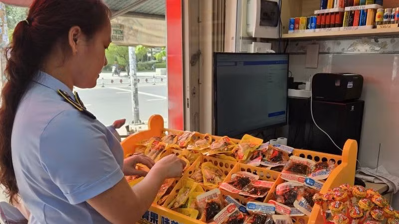 Đội Quản lý thị trường số 16 phát hiện nhiều sản phẩm là thực phẩm đóng gói sẵn không rõ nguồn gốc. Ảnh Cục Quản lý thị trường