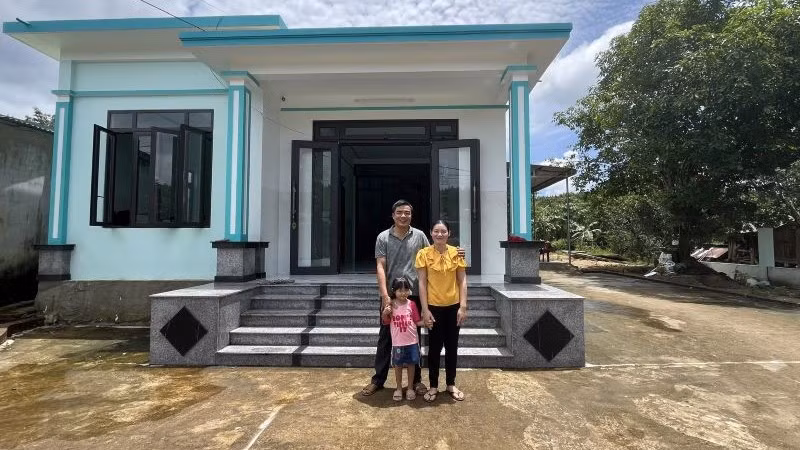 Công nhân Hà Văn Cư cùng vợ, con trước ngôi nhà vừa xây trị giá khoảng 1 tỷ đồng.