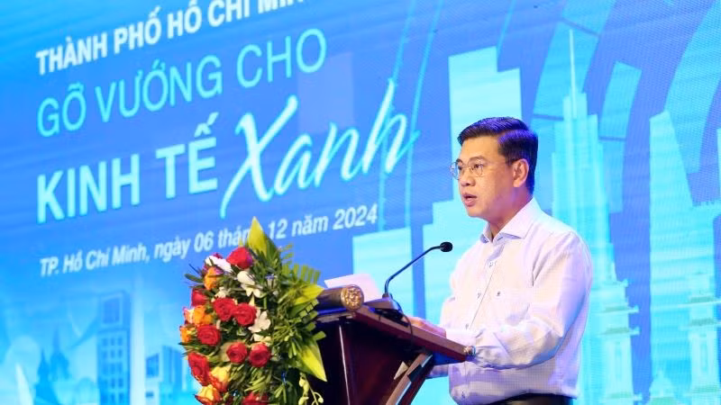 Ông Nguyễn Văn Dũng, Phó Chủ tịch Ủy ban nhân dân Thành phố Hồ Chí Minh phát biểu tại Diễn đàn Thành phố Hồ Chí Minh – Gỡ vướng cho kinh tế xanh”.