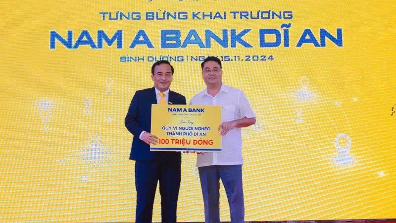Đại diện Nam A Bank trao tặng Quỹ vì người nghèo thành phố Dĩ An.
