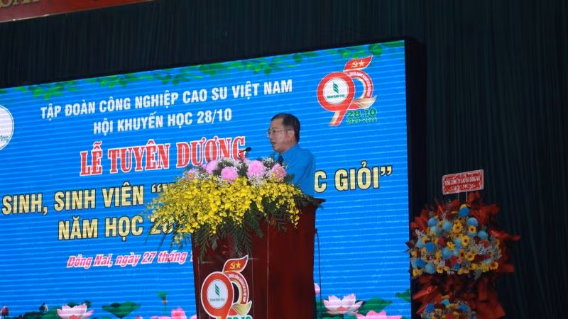 Chủ tịch Công đoàn Cao-su Việt Nam, Phó Tổng Giám đốc VRG Huỳnh Kim Nhựt phát biểu. Chủ tịch Công đoàn Cao-su Việt Nam, Phó Tổng Giám đốc VRG Huỳnh Kim Nhựt phát biểu.