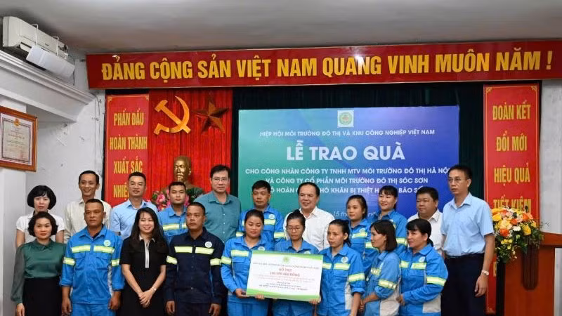 Hiệp hội Môi trường đô thị và Khu công nghiệp Việt Nam tặng quà cho Công ty Trách nhiệm hữu hạn Một thành viên Môi trường đô thị Hà Nội.