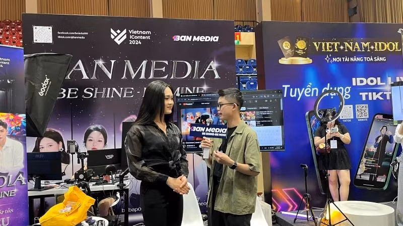 Các doanh nghiệp giới thiệu giải pháp công nghệ và dịch vụ Livestream Idol cho các bạn trẻ.