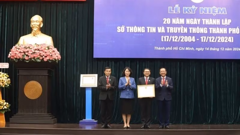 Đại diện Sở Thông tin và Truyền thông thành phố nhận Bằng khen của Bộ trưởng Thông tin và Truyền thông.