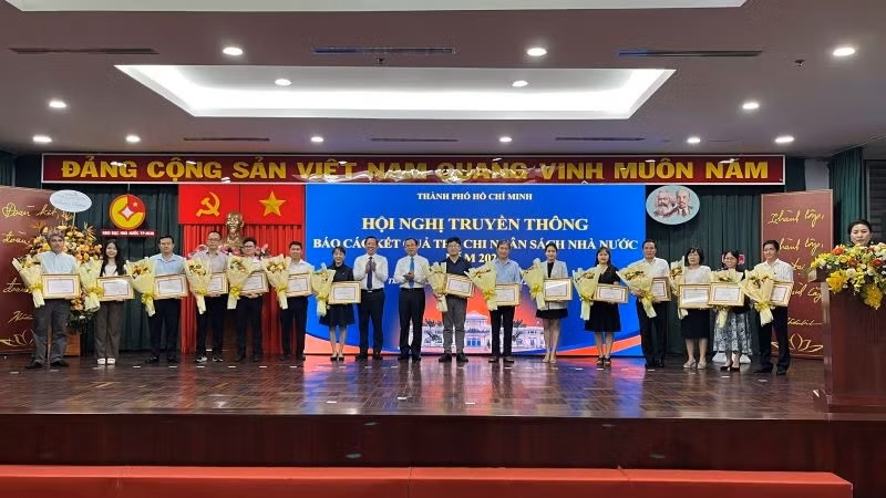 Các doanh nghiệp được tặng bằng khen vì thành tích nộp ngân sách nhà nước.