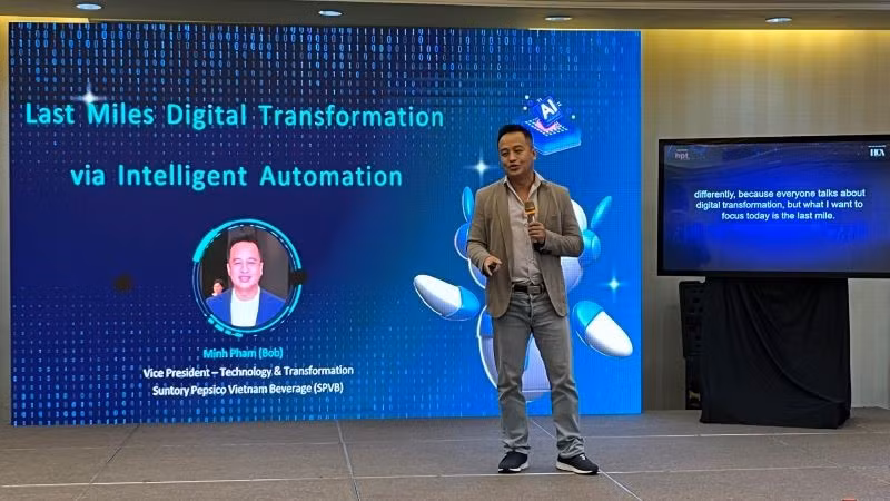 Chuyên gia công nghệ thông tin trình bày các giải pháp ứng dụng công nghệ chuyển đổi số.