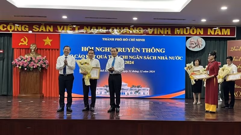 Lãnh đạo Thành phố Hồ Chí Minh trao bằng khen các doanh nghiệp tiêu biểu nộp ngân sách nhà nước năm 2024. 