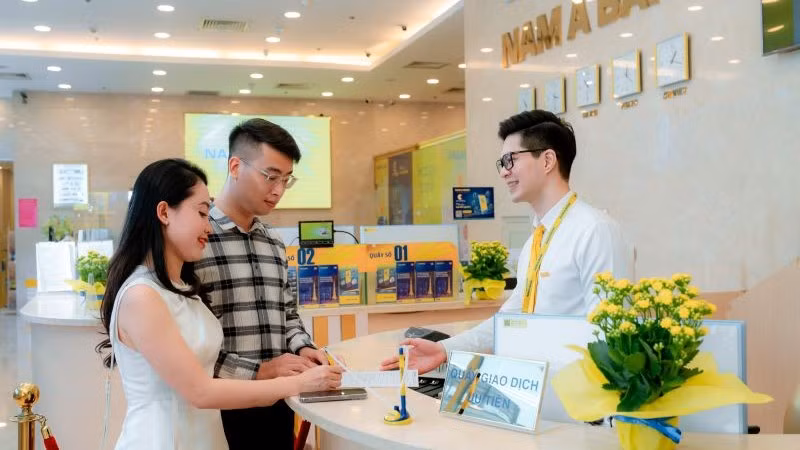 Khách hàng giao dịch tại Nam A Bank.