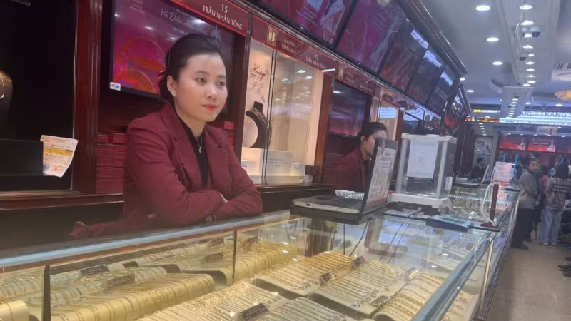 Giá vàng biến động không ngừng (Ảnh: QUỲNH TRANG)