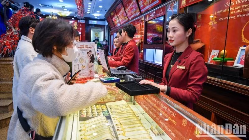 Người dân tập trung mua vàng. (Ảnh: THÀNH ĐẠT)