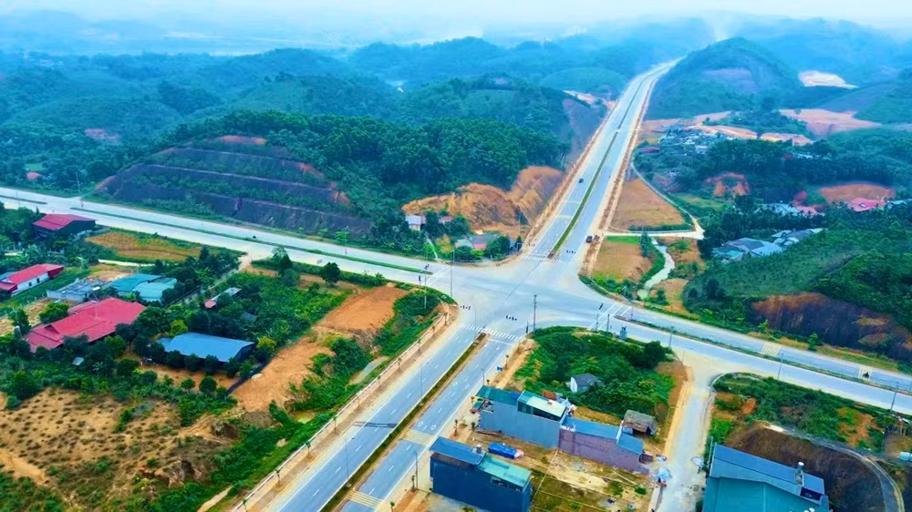 Tuyến đường tạo cơ hội nhằm phát triển kinh tế-xã hội của tỉnh Yên Bái. (Ảnh: THANH SƠN)