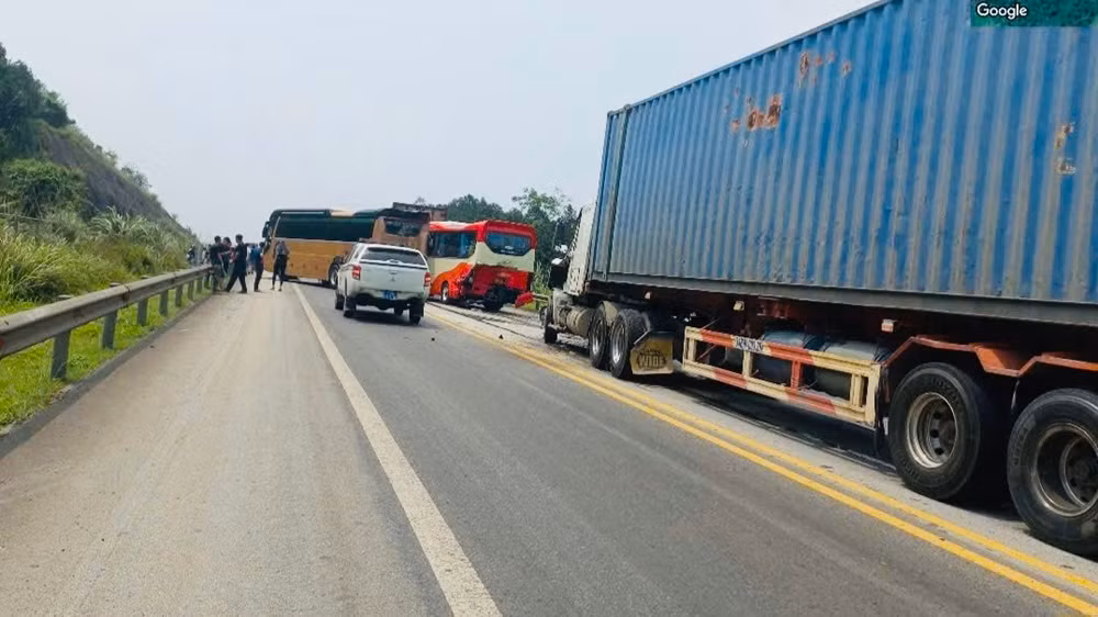 Các xe phải dừng đỗ kéo dài do vụ tai nạn.