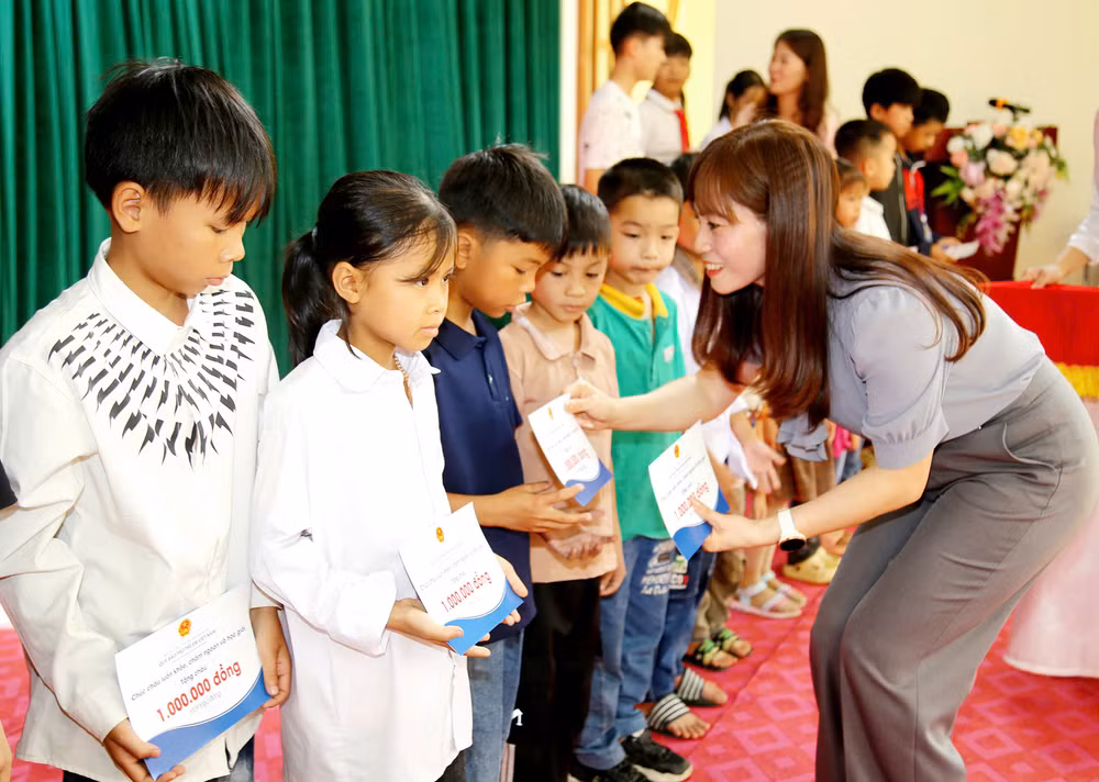 Đại diện lãnh đạo Quỹ Bảo trợ trẻ em Việt Nam trao học bổng cho trẻ em có hoàn cảnh đặc biệt khó khăn tỉnh Lạng Sơn (Ảnh: NFVC)