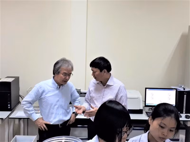 Giáo sư Kitamori và Giáo sư Nguyễn Văn Nội (tác giả bài viết) tại Phòng thí nghiệm trọng điểm vật liệu tiên tiến ứng dụng trong phát triển xanh (Đại học Quốc gia Hà Nội).