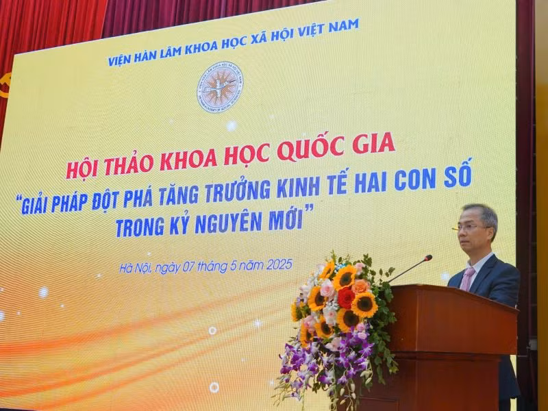Tiến sĩ Đặng Xuân Thanh, Phó Chủ tịch Viện Hàn lâm Khoa học xã hội Việt Nam phát biểu tại hội thảo.