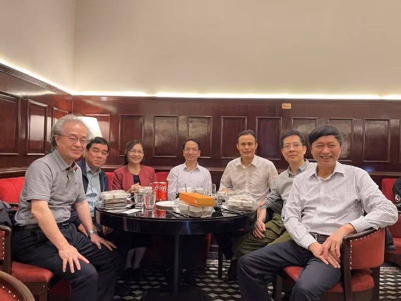 Giáo sư Kitamori (ngoài cùng bên trái) cùng các nhà khoa học Việt Nam trong một buổi gặp gỡ.