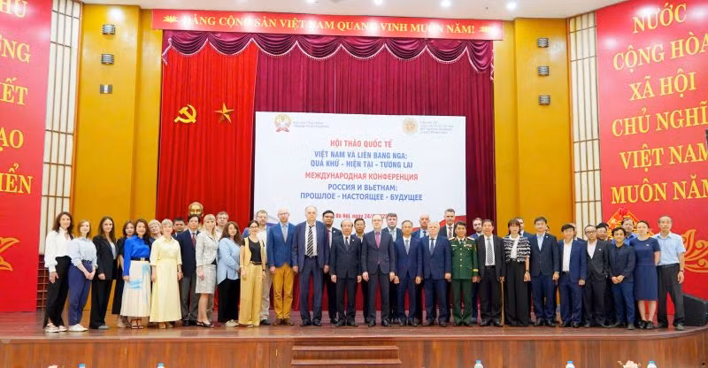 Các đại biểu và các nhà khoa học Việt Nam-Liên bang Nga chụp ảnh kỷ niệm.