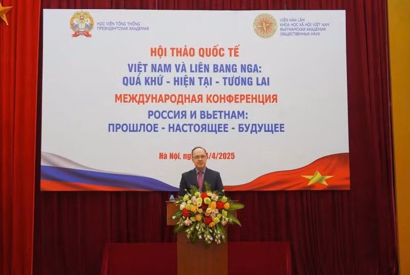 Đại sứ đặc mệnh toàn quyền Liên bang Nga tại Việt Nam Gennady Bezdetko phát biểu tại Hội thảo