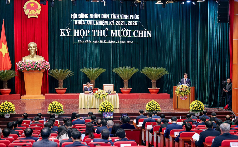 Các đại biểu tham dự kỳ họp Hội đồng nhân dân tỉnh.