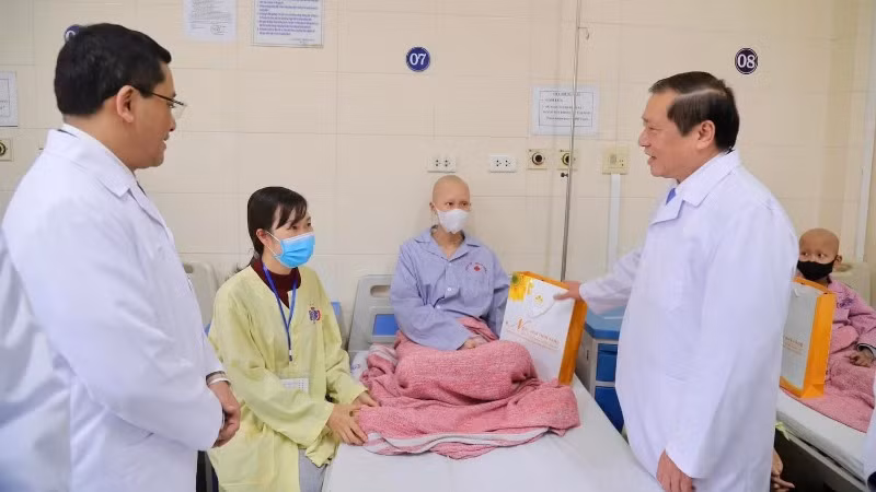 Thăm tặng quà, động viên người bệnh đang điều trị tại Bệnh viện K.