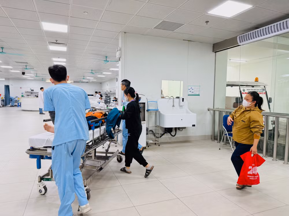 Người bệnh được đưa vào cấp cứu tại Bệnh viện Hữu nghị Việt Đức.