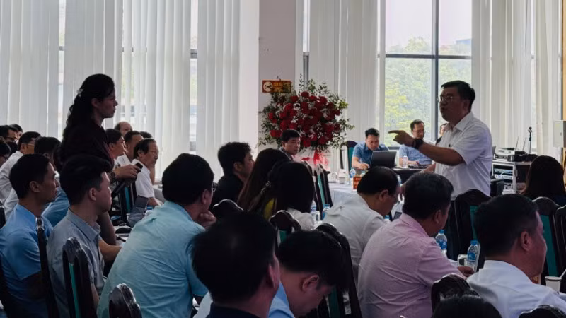 Thành viên ban soạn thảo trao đổi với các đại biểu về các nội dung sửa đổi.