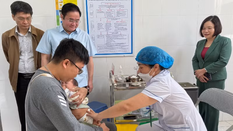Giám sát tiêm vaccine phòng sởi cho trẻ em Long Biên (Hà Nội).