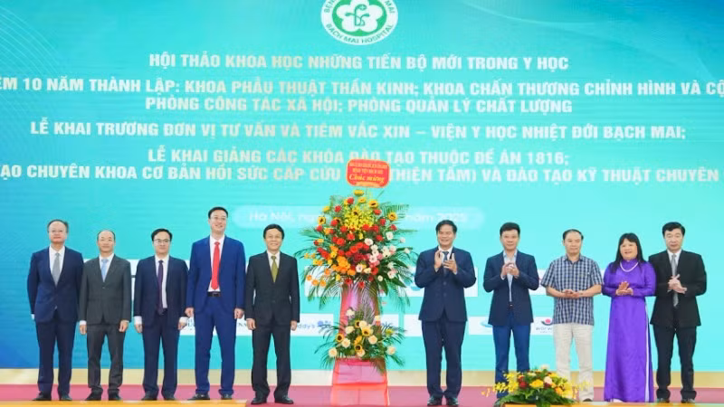 Ban Giám đốc Bệnh viện Bạch Mai chúc mừng các đơn vị nhân kỷ niệm 10 năm thành lập, (Ảnh: THẾ ANH)