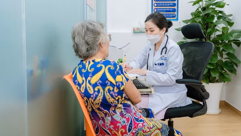 Các bác sĩ khuyến cáo người có bệnh lý nền, người cao tuổi không chủ quan với bệnh cúm.