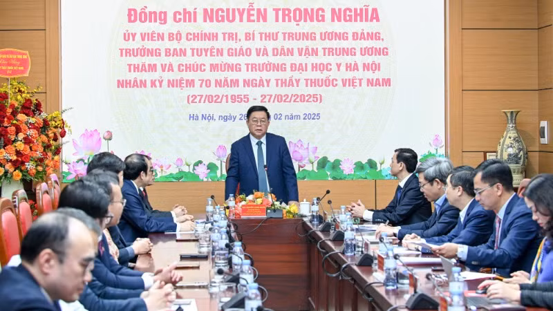 Đồng chí Nguyễn Trọng Nghĩa phát biểu chúc mừng Trường đại học Y Hà Nội.