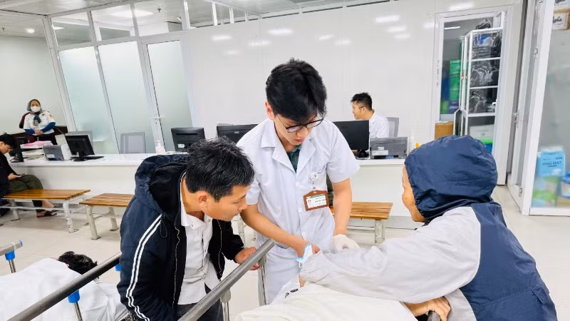 Cấp cứu cho người bệnh tại Bệnh viện Hữu nghị Việt Đức.