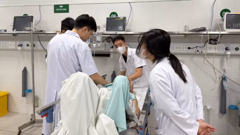 Cấp cứu cho người bệnh tại Bệnh viện Hữu nghị Việt Đức.