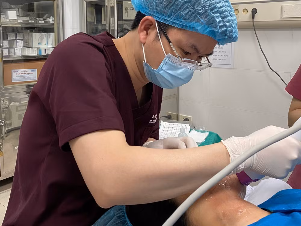 Chăm sóc da cho người dân tại Bệnh viện Da liễu Trung ương.