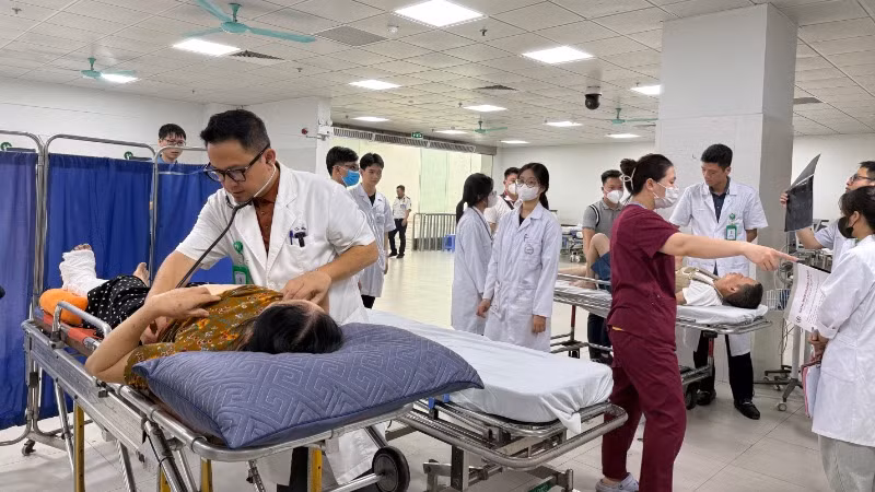 Người bệnh cấp cứu được thăm khám, phân loại ngay khi được đưa vào Bệnh viện Hữu nghị Việt Đức.