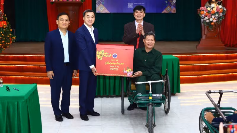 Thứ trưởng Bộ Y tế Trần Văn Thuấn trao quà tặng các thương binh, bệnh binh.