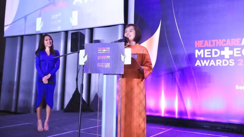 Phó Tổng Giám đốc FPT Retail Nguyễn Đỗ Quyên đại diện FPT Long Châu nhận giải và phát biểu tại buổi lễ.