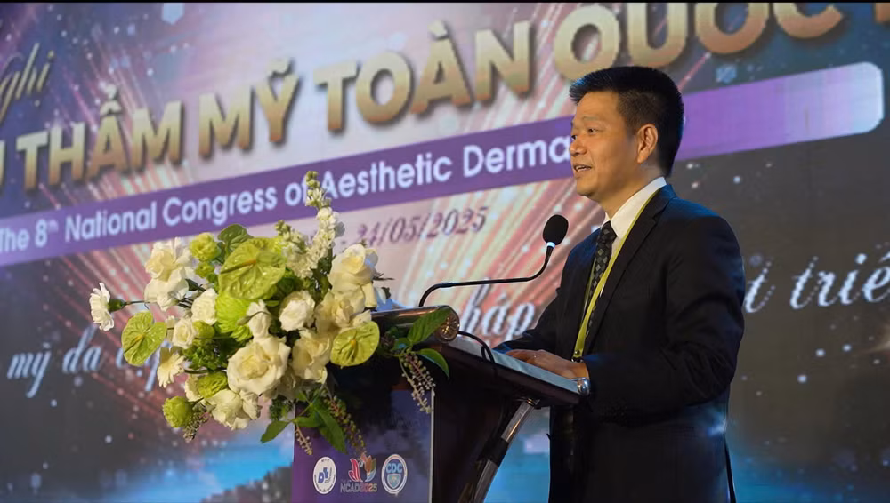 PGS,TS Lê Hữu Doanh, Giám đốc Bệnh viện Da liễu Trung ương, Trưởng Ban tổ chức hội nghị phát biểu tại hội nghị.