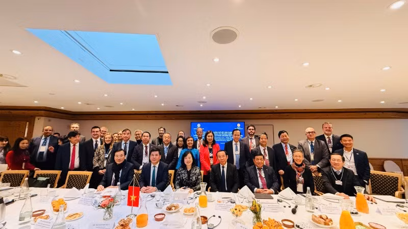 Các đại biểu tham dự tọa đàm có chủ đề: "Dược phẩm Việt Nam trong kỷ nguyên số - Tương lai từ đổi mới sáng tạo và công nghệ”. Các đại biểu tham dự tọa đàm có chủ đề: "Dược phẩm Việt Nam trong kỷ nguyên số - Tương lai từ đổi mới sáng tạo và công nghệ”.