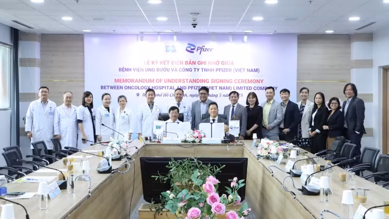 Đại diện Bệnh viện Ung Bướu TP Hồ Chí Minh và Pfizer Việt Nam ký kết Biên bản ghi nhớ hợp tác